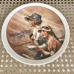 01 PRATO DE COLECIONADOR NORMAN ROCKWELL "FAITH", EDIÇÃO LIMITADA, DIA DAS MÃES DE 1977 1ª EDIÇÃO,COM 21,5 CM DE DIAMETRO ESTE FICOU GUARDADO EM UMA CAIXA NO ARMÁRIO POR TODOS ESSES ANOS. O PRATO OFICIAL DE EDIÇÃO LIMITADA DO DIA DAS MÃES, APROVADO E CERTIFICADO PELA ROCKWELL SOCIETY OF AMERICA COMO UM VERDADEIRO CLÁSSICO DA ROCKWELL. FEITO À MÃO POR KNOWLES EM PORCELANA FINA AMERICANA, INTITULADO "FAITH" E NUMERADO 44384 O PRATO ESTÁ EM EXCELENTES CONDIÇÕES, IMPECÁVEL, NUNCA USADO.ITEM COMPRADO E GARAGENS DE ANTIGUIDADES NOS EUA.SUPORTE PARA PRATO NÃO INCLUÍDO NESTA VENDA. (NO ESTADO) ATENÇÃO! FAZER A VISITAÇÃO ANTES DE ARREMATAR, NÃO SABEMOS SE FUNCIONA, LEILÃO NÃO TEM GARANTIA E NEM DEVOLUÇÃO, SUJEITO A POSSÍVEIS AVARIAS VISÍVEIS/OCULTAS E/OU AUSÊNCIA DE COMPONENTES.