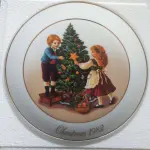 01 LINDO PRATO DE NATAL DA SÉRIE AVON COM 21 CM DE DIÂMETRO  CHRISTMAS MEMORIES, DE 1982, É UMA VERDADEIRA JOIA. COM SEU DESIGN INTRINCADO E DETALHES EM OURO 22K, É UM COMPLEMENTO PERFEITO PARA QUALQUER COLEÇÃO. O MATERIAL EM PORCELANA E A FABRICAÇÃO JAPONESA O TORNAM UM ITEM DURÁVEL E DE ALTA QUALIDADE ,COM UM LINDO TEMA NATALINO, TORNANDO-SE UMA ÓTIMA DECORAÇÃO PARA AS FESTAS DE FIM DE ANO. ESTE PRATO DE COLECIONADOR DA AVON É UM ITEM ESSENCIAL PARA QUALQUER COLECIONADOR OU FÃ DO NATAL.  FEITO EXCLUSIVAMENTE PARA A AVON PEÇA COMPRADA EM GARAGEM DE ANTIGUIDADES NOS EUA. SUPORTE PARA PRATO NÃO INCLUÍDO NESTA VENDA. (NO ESTADO) ATENÇÃO! FAZER A VISITAÇÃO ANTES DE ARREMATAR, NÃO SABEMOS SE FUNCIONA, LEILÃO NÃO TEM GARANTIA E NEM DEVOLUÇÃO, SUJEITO A POSSÍVEIS AVARIAS VISÍVEIS/OCULTAS E/OU AUSÊNCIA DE COMPONENTES.