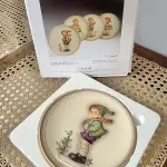 01 RARO PRATO DA COLEÇÃO VINTAGE, 1985, GOEBEL, DA SÉRIE CELEBRATION PLATE, 1989, EXCLUSIVAMENTE PARA MEMBROS DO GOEBEL COLLECTION. A GOEBEL COLLECTION  E UMA EMPRESA AMERICANA MUITO FAMOSA ESSES PRATOS ERA SOMENTE PARA MEMBROS DO CLUB CLUB. M.J. HUMMEL Nº 735 "IT'S COLD", MENINO DE CACHECOL. NA CAIXA. PRATO MEDE 15,5 CM. COMPRADO EM GARAGEM DE ANTIGUIDADES NOS EUA.SUPORTE PARA PRATO NÃO INCLUÍDO NESTA VENDA. (NO ESTADO) ATENÇÃO! FAZER A VISITAÇÃO ANTES DE ARREMATAR, NÃO SABEMOS SE FUNCIONA, LEILÃO NÃO TEM GARANTIA E NEM DEVOLUÇÃO, SUJEITO A POSSÍVEIS AVARIAS VISÍVEIS/OCULTAS E/OU AUSÊNCIA DE COMPONENTES.