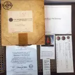 01 BELO PRATO DE COLECIONADOR DE NORMAN ROCKWELL,COMPORADO EM 27/05/1983 VINTAGE DA EDWIN M. KNOWLES, ILUSTRADO PELO ICÔNICO NORMAN ROCKWELL. LANÇADO EM 1983, FAZ PARTE DA 7ª EDIÇÃO DA COLEÇÃO ROCKWELL'S REDISCOVERED WOMEN E FOI PRODUZIDO DE FORMA LIMITADA POR 150 DIAS, COM CERTIFICAÇÃO OFICIAL COMO "STANDING IN THE DOORWAY" PELA SOCIEDADE ROCKWELL AMERICANA. DIÂMETRO: 21,5 CM EDIÇÃO LIMITADA: 7ª EDIÇÃO (1983),COM CERTIFICADO DE AUTENTICIDADE. ITEM COMPRADO E GARAGENS DE ANTIGUIDADES NOS EUA.SUPORTE PARA PRATO NÃO INCLUÍDO NESTA VENDA. (NO ESTADO) ATENÇÃO! FAZER A VISITAÇÃO ANTES DE ARREMATAR, NÃO SABEMOS SE FUNCIONA, LEILÃO NÃO TEM GARANTIA E NEM DEVOLUÇÃO, SUJEITO A POSSÍVEIS AVARIAS VISÍVEIS/OCULTAS E/OU AUSÊNCIA DE COMPONENTES.