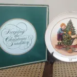 01 LINDO PRATO DE NATAL DA SÉRIE AVON COM 21 CM DE DIÂMETRO  CHRISTMAS MEMORIES, DE 1982, É UMA VERDADEIRA JOIA. COM SEU DESIGN INTRINCADO E DETALHES EM OURO 22K, É UM COMPLEMENTO PERFEITO PARA QUALQUER COLEÇÃO. O MATERIAL EM PORCELANA E A FABRICAÇÃO JAPONESA O TORNAM UM ITEM DURÁVEL E DE ALTA QUALIDADE ,COM UM LINDO TEMA NATALINO, TORNANDO-SE UMA ÓTIMA DECORAÇÃO PARA AS FESTAS DE FIM DE ANO. ESTE PRATO DE COLECIONADOR DA AVON É UM ITEM ESSENCIAL PARA QUALQUER COLECIONADOR OU FÃ DO NATAL.  FEITO EXCLUSIVAMENTE PARA A AVON PEÇA COMPRADA EM GARAGEM DE ANTIGUIDADES NOS EUA. SUPORTE PARA PRATO NÃO INCLUÍDO NESTA VENDA. (NO ESTADO) ATENÇÃO! FAZER A VISITAÇÃO ANTES DE ARREMATAR, NÃO SABEMOS SE FUNCIONA, LEILÃO NÃO TEM GARANTIA E NEM DEVOLUÇÃO, SUJEITO A POSSÍVEIS AVARIAS VISÍVEIS/OCULTAS E/OU AUSÊNCIA DE COMPONENTES.
