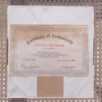 01 RARO PRATO "DAVID'S DILEMMA" "EM PORTUGUES O DILEMA DE DAVID".VINTAGE DE 1982, MOMENTOS ESPECIAIS DE LUCELLE RAAD,4ª EDIÇÃO DA SÉRIE "MOMENTOS ESPECIAIS" CONCEITOS MODERNOS DE 1984,LIMITADO A APENAS 12.500 CÓPIAS EM TODO O MUNDO Nº DO PRATO E 1834, ESTE PRATO DE COLECIONADOR DA MODERN CONCEPTS, LTD. É UMA BELA ADIÇÃO A QUALQUER COLEÇÃO. O PRATO APRESENTA UM DESIGN COLORIDO, FORMATO REDONDO E 21,5 CM DE DIÂMETRO. FOI FEITO EM PORCELANA NO FINAL DO SÉCULO XX, ESPECIFICAMENTE EM 1984. O PRATO FAZ PARTE DA SÉRIE SECRETS SPECIAL MOMENTS, CRIADA POR LUCELLE RAAD, E TEM COMO TEMA CRIANÇAS. É UM ITEM VINTAGE E FOI FABRICADO NOS ESTADOS UNIDOS. ESTE PRATO DECORATIVO DE COLECIONADOR É PERFEITO PARA TODAS AS OCASIÕES E SERIA UM ÓTIMO COMPLEMENTO PARA QUALQUER DECORAÇÃO. EM EXCELENTE ESTADO, POSSUI A CAIXA ORIGINAL CERTIFICADO DE AUTENTICIDADE E OS DOCUMENTOS. O SUPORTE DO PRATO NÃO ESTÁ INCLUÍDO. PEÇA COMPRADA EM GARAGEM DE ANTIGUIDADES NOS EUA. (NO ESTADO) ATENÇÃO! FAZER A VISITAÇÃO ANTES DE ARREMATAR, NÃO SABEMOS SE FUNCIONA, LEILÃO NÃO TEM GARANTIA E NEM DEVOLUÇÃO, SUJEITO A POSSÍVEIS AVARIAS VISÍVEIS/OCULTAS E/OU AUSÊNCIA DE COMPONENTES.