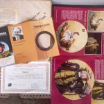 01 PRATO DE COLECIONADOR EMMETT POR ROBERT BLOTTIAUX,PRIMEIRA EDIÇÃO DA ''SÉRIE PALHAÇO FAMOSO''PINTADO EXCLUSIVAMENTE PARA ESTA PLACA DE EDIÇÃO LIMITADA Nº 1682 VEJA NAS FOTOS PREÇOS DELE EM OUTROS PAISES PRATOS MUITOS RAROS VEM EM SUA CAIXA ORIGINAL COM CERTIFICADO ORIGINAL DE AUTENTICIDADE E DOCUMENTAÇÃO. ITEM COMPRADO EM GARAGENS DE ANTIGUIDADES NOS EUA. (NO ESTADO) ATENÇÃO! FAZER A VISITAÇÃO ANTES DE ARREMATAR, NÃO SABEMOS SE FUNCIONA, LEILÃO NÃO TEM GARANTIA E NEM DEVOLUÇÃO, SUJEITO A POSSÍVEIS AVARIAS VISÍVEIS/OCULTAS E/OU AUSÊNCIA DE COMPONENTES.