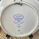 01 RARO PRATO ANUAL M.J. HUMMEL 1985 EM BAIXO-RELEVO - TERCEIRA / ÚLTIMA EDIÇÃO PRATO DE ANIVERSÁRIO "AUF WIEDERSEHEN" FABRICADO NA ALEMANHA OCIDENTAL EM 1980. COM 25 CM DE DIÂMETRO. ACOMPANHA A CAIXA ORIGINAL.SUPORTE PARA PRATO NÃO INCLUÍDO NESTA VENDA.VEJA NAS FOTOS PREÇOS DELE EM OUTROS PAISES PRATOS MUITOS RAROS VEJA NAS FOTOS PREÇOS DELE EM OUTROS PAISES PRATOS MUITOS RAROS. (NO ESTADO) ATENÇÃO! FAZER A VISITAÇÃO ANTES DE ARREMATAR, NÃO SABEMOS SE FUNCIONA, LEILÃO NÃO TEM GARANTIA E NEM DEVOLUÇÃO, SUJEITO A POSSÍVEIS AVARIAS VISÍVEIS/OCULTAS E/OU AUSÊNCIA DE COMPONENTES.