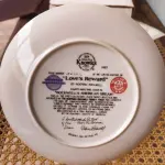 01 PRATO DE NORMAN ROCKWELL "LOVES REWARD"EM PORTUGUES "AMA A RECOMPENSA" EDWIN KNOWLES 1987 21,5 CM DE DIÂMETRO.POR NORMAN ROCKWELL. ESSA SERIE FOI DE OITO PRATOS DA SÉRIE "O SONHO AMERICANO DE ROCKWELL" O ARTISTA MAIS QUERIDO DA AMÉRICA APRESENTA UMA SÉRIE, "ROCKWELL'S AMERICAN DREAM". ESTA É A OITAVA EDIÇÃO DA SÉRIE, "LOVE'S REWARD". PRATO VEM COM CERTIFICADO DE AUTENTICIDADE E FOLHETO COM COMENTÁRIO CRÍTICO EXPLICANDO A ILUSTRAÇÃO DE DAVID E. WILLIAMS.ESTA É A PLACA NÚMERO 3272C DA EDIÇÃO LIMITADA. EDWIN M, PORCELANA FINA KNOWLES, BRADEX NÚMERO 84-R70-7.8.ESTA PLACA DE COLECIONADOR RECONFORTANTE VEM EM SUA CAIXA ORIGINAL COM CERTIFICADO E SELO ORIGINAL DE AUTENTICIDADE E DOCUMENTAÇÃO.ITEM COMPRADO EM GARAGENS DE ANTIGUIDADES NOS EUA. (NO ESTADO) ATENÇÃO! FAZER A VISITAÇÃO ANTES DE ARREMATAR, NÃO SABEMOS SE FUNCIONA, LEILÃO NÃO TEM GARANTIA E NEM DEVOLUÇÃO, SUJEITO A POSSÍVEIS AVARIAS VISÍVEIS/OCULTAS E/OU AUSÊNCIA DE COMPONENTES.