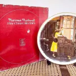 01 RARO E GRANDE PRATO ASSINADO POR NORMAN ROCKWELL, COM 26,50 CM DE DIÂMETRO EDIÇÃO LIMITADA, COM CERTIFICADO DE AUTENTICIDADE EM TONS QUENTES DE MARROM E AMARELO SUAVE, CAPTURA UM MOMENTO ATEMPORAL DE AMOR E COMPROMISSO. A CENA MOSTRA UM CASAL ELEGANTEMENTE VESTIDO ASSINANDO SUA CERTIDÃO DE CASAMENTO. UM CELEBRANTE, SENTADO PRÓXIMO, OBSERVA O MOMENTO COM UMA EXPRESSÃO GENTIL, ADICIONANDO UM TOQUE DE SERIEDADE E TRADIÇÃO À COMPOSIÇÃO. O PRATO  COM ELEGANTES DETALHES DOURADOS NAS BORDAS, REALÇANDO SEU TOQUE CLÁSSICO E SOFISTICADO.UMA BELA REPRESENTAÇÃO DA CAPACIDADE DE ROCKWELL DE CAPTURAR MOMENTOS ÍNTIMOS DA VIDA COM CHARME E DETALHES. ITEM COMPRADO EM GARAGEM DE ANTIGUIDADES NOS EUA.SUPORTE PARA PRATO NÃO INCLUÍDO NESTA VENDA.SUPORTE PARA PRATO NÃO INCLUÍDO NESTA VENDA. (NO ESTADO) ATENÇÃO! FAZER A VISITAÇÃO ANTES DE ARREMATAR, NÃO SABEMOS SE FUNCIONA, LEILÃO NÃO TEM GARANTIA E NEM DEVOLUÇÃO, SUJEITO A POSSÍVEIS AVARIAS VISÍVEIS/OCULTAS E/OU AUSÊNCIA DE COMPONENTES.