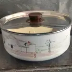 01 PANELA ANTIGA ESMALTADA DECADA DE 80. (NO ESTADO) ATENÇÃO! FAZER A VISITAÇÃO ANTES DE ARREMATAR, NÃO SABEMOS SE FUNCIONA, LEILÃO NÃO TEM GARANTIA E NEM DEVOLUÇÃO, SUJEITO A POSSÍVEIS AVARIAS VISÍVEIS/OCULTAS E/OU AUSÊNCIA DE COMPONENTES.