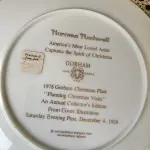 01 BELO PRATO DE COLECIONADOR DE NORMAN ROCKWELL APRESENTA A EMOCIONANTE CENA DE "PLANEJANDO VISITAS DE NATAL" E É UM ITEM ESSENCIAL PARA QUALQUER COLEÇÃO. TEM BORDAS A OURO 24 K  COM 21,5 CM DE DIÂMETRO E É REPLETO DE DETALHES INTRINCADOS E CORES VIBRANTES QUE DÃO VIDA À CENA. O PRATO FOI FABRICADO NA DÉCADA DE 1970 PELA GORHAM, NOS ESTADOS UNIDOS. É UM ITEM VINTAGE E ESTÁ EM ÓTIMO ESTADO, PRONTO PARA SER EXIBIDO E APRECIADO POR MUITOS ANOS. ESTE SERIA UM PRESENTE PERFEITO PARA QUALQUER COLECIONADOR OU AMANTE DA OBRA DE NORMAN ROCKWELL.ITEM COMPRADO EM GARAGENS DE ANTIGUIDADES NOS EUA. SUPORTE PARA PRATO NÃO INCLUÍDO NESTA VENDA. (NO ESTADO) ATENÇÃO! FAZER A VISITAÇÃO ANTES DE ARREMATAR, NÃO SABEMOS SE FUNCIONA, LEILÃO NÃO TEM GARANTIA E NEM DEVOLUÇÃO, SUJEITO A POSSÍVEIS AVARIAS VISÍVEIS/OCULTAS E/OU AUSÊNCIA DE COMPONENTES.