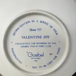 01 RARO PRATO DE PORCELANA LINDAMENTE TRABALHADO DA FAMOSA M.J. HUMMEL GOEBEL APRESENTA UM FORMATO REDONDO E DESIGN MULTICOLORIDO, PERFEITO PARA TODAS AS OCASIÕES E ESTILOS DE DECORAÇÃO. É UM ITEM DE COLECIONADOR DA SEGUNDA EDIÇÃO DO PRATO VALENTINE JOY, GRAVADO COM DETALHES INTRINCADOS E FABRICADO NA ALEMANHA NA DÉCADA DE 1980.PEÇA ÚNICA DA CULTURA ALEMÃ E VEM DA FRANQUIA GOEBEL, UMA MARCA RENOMADA NO SETOR DE COLECIONÁVEIS ​​DECORATIVOS. LANÇADA SOMENTE PARA MEMBROS DO CLUBE DE COLECIONADORES GOEBEL. ITEM COMPRADO EM GARAGENS DE ANTIGUIDADES NOS EUA.SUPORTE PARA PRATO NÃO INCLUÍDO NESTA VENDA. (NO ESTADO) ATENÇÃO! FAZER A VISITAÇÃO ANTES DE ARREMATAR, NÃO SABEMOS SE FUNCIONA, LEILÃO NÃO TEM GARANTIA E NEM DEVOLUÇÃO, SUJEITO A POSSÍVEIS AVARIAS VISÍVEIS/OCULTAS E/OU AUSÊNCIA DE COMPONENTES.