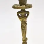 01 CASTIÇAL DE BRONZE PARA VELA, 26 DE ALTURA. (NO ESTADO) ATENÇÃO! FAZER A VISITAÇÃO ANTES DE ARREMATAR, NÃO SABEMOS SE FUNCIONA, LEILÃO NÃO TEM GARANTIA E NEM DEVOLUÇÃO, SUJEITO A POSSÍVEIS AVARIAS VISÍVEIS/OCULTAS E/OU AUSÊNCIA DE COMPONENTES.