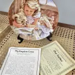 01 RARO PRATO HAMILTON "PAI NOSSO", 1ª EDIÇÃO DA ORAÇÃO DO SENHOR, PRATO DE PORCELANA FINA, COM 22 CEM DE DIÂMETRO PRATO COLACIONÁVEIS,COM CERTIFICADO DE AUNTENCIDADE E NUMERADO  MENINA COM URSO E BONECA EDIÇÃO LIMITADA UMA SÉRIE DE PRATOS DE PORCELANA FINA LIMITADA A 10 DIAS DE QUEIMA DO ESTOQUE NOS EUA EM 1986.SUPORTE PARA PRATO NÃO INCLUÍDO NESTA VENDA.VEJA NAS FOTOS PREÇOS DELE EM OUTROS PAISES PRATOS MUITOS RAROS. (NO ESTADO) ATENÇÃO! FAZER A VISITAÇÃO ANTES DE ARREMATAR, NÃO SABEMOS SE FUNCIONA, LEILÃO NÃO TEM GARANTIA E NEM DEVOLUÇÃO, SUJEITO A POSSÍVEIS AVARIAS VISÍVEIS/OCULTAS E/OU AUSÊNCIA DE COMPONENTES.