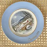 01 LINDO PRATO DE NATAL DA SÉRIE AVON CHRISTMAS PLATE  PRATO DE COLECIONADOR FEITO NA INGLATERRA POR ENOCH WEDGWOOD (TUNSTALL) EM 1979.COM 21,5 CM DE DIÂMETRO A IMPRESSÃO NESTE PRATO É DE "DASHING THROUGH THE SNOW" COM DOIS ANÉIS DE OURO 22K E O NATAL DE 1979 TAMBÉM EM OURO 22K. ITEM COMPRADO EM GARAGENS DE ANTIGUIDADES NOS EUA.SUPORTE PARA PRATO NÃO INCLUÍDO NESTA VENDA. (NO ESTADO) ATENÇÃO! FAZER A VISITAÇÃO ANTES DE ARREMATAR, NÃO SABEMOS SE FUNCIONA, LEILÃO NÃO TEM GARANTIA E NEM DEVOLUÇÃO, SUJEITO A POSSÍVEIS AVARIAS VISÍVEIS/OCULTAS E/OU AUSÊNCIA DE COMPONENTES.