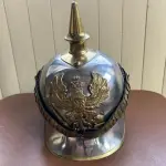 01 RARO PICKELHAUBE  CAPACETE PRUSSIANO IMPORTADO GERMANY  IMPERIAL ORIGINAL PEÇA COMPRADA NOS EUA. SEGUNDO ANTIGO DONO PEÇA FICOU GUARDAD A MAIS DE 30 ANOS ESTA MUITO BEM CONSERVADA. . (NO ESTADO) ATENÇÃO! FAZER A VISITAÇÃO ANTES DE ARREMATAR, NÃO SABEMOS SE FUNCIONA, LEILÃO NÃO TEM GARANTIA E NEM DEVOLUÇÃO, SUJEITO A POSSÍVEIS AVARIAS VISÍVEIS/OCULTAS E/OU AUSÊNCIA DE COMPONENTES.