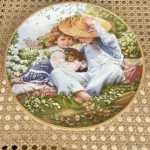 01 PRATO DE COLEÇÃO CHILDREN OF OUR FUTURE DA MARCH OF DIMES - COMEMORANDO O 50º ANIVERSÁRIO DA MARCH OF DIMES BIRTH DEFECTS FOUNDATION, LINDAS CORES VIBRANTES, PORCELANA FINA RECO "A TIME TO LOVE", SEGUNDA EDIÇÃO, ÚLTIMA QUEIMA EM 1982, FEITA PELA EDWIN M. KNOWLES CHINA COMPANY. PELA ACLAMADA ARTISTA SANDRA KUCK. PLACA Nº 16254 B DA SEGUNDA EDIÇÃO DA REVISTA INFANTIL ~ MARCH OF DIMES, OUR CHILDREN, OUR FUTURE ~. COMO ENCONTRADO, TUDO ORIGINAL. COM 21,5 CM DE  DIÂMETRO. APENAS 150 DIAS DE QUEIMA DE LANÇAMENTOS DOS PRATOS PRATO DE NUMERO 12700F , BRADEX # 84-M84-1.2. UMA PLACA COLECIONÁVEL BASTANTE RARA. ITEM COMPRADO E GARAGENS DE ANTIGUIDADES NOS EUA. SUPORTE PARA PRATO NÃO INCLUÍDO NESTA VENDA. (NO ESTADO) ATENÇÃO! FAZER A VISITAÇÃO ANTES DE ARREMATAR, NÃO SABEMOS SE FUNCIONA, LEILÃO NÃO TEM GARANTIA E NEM DEVOLUÇÃO, SUJEITO A POSSÍVEIS AVARIAS VISÍVEIS/OCULTAS E/OU AUSÊNCIA DE COMPONENTES.