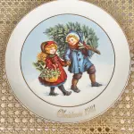 01 PRATO DE NATAL COLECIONÁVEL DA AVON CHRISTMAS MEMORIAS DE 1981, O PRIMEIRO DA SÉRIE. COMPRANDO EM LOJA DE ANTIGUIDADES NO JAPÃO. COM ACABAMENTO EM OURO 22K, APRESENTA UMA MARAVILHOSA CENA VINTAGE DE UM MENINO E UMA MENINA LEVANDO A ÁRVORE E AS PLANTAS PARA CASA PARA AS FESTAS DE FIM DE ANO. CORES E DETALHES LINDOS. EM ÓTIMO ESTADO, COM LEVE DESGASTE NA BORDA INFERIOR DO PRATO E LEVES ARRANHÕES. COM CAIXA. TEM 23 CM DE DIÂMETRO.SUPORTE PARA PRATO NÃO INCLUÍDO NESTA VENDA. (NO ESTADO) ATENÇÃO! FAZER A VISITAÇÃO ANTES DE ARREMATAR, NÃO SABEMOS SE FUNCIONA, LEILÃO NÃO TEM GARANTIA E NEM DEVOLUÇÃO, SUJEITO A POSSÍVEIS AVARIAS VISÍVEIS/OCULTAS E/OU AUSÊNCIA DE COMPONENTES.