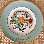 01 LINDO PRATO DE NATAL DA SÉRIE AVON CHRISTMAS PLATE  PRATO DE COLECIONADOR FEITO NA INGLATERRA POR ENOCH WEDGWOOD COUNTRY CHRISTMAS SERIES 8ª EDIÇÃO HOLIDAY WEDGWOOD VINTAGE. (TUNSTALL) EM 1980.COM 21,5 CM DE DIÂMETRO A IMPRESSÃO NESTE PRATO É DE "DASHING THROUGH THE SNOW" COM DOIS ANÉIS DE OURO 22K . ITEM COMPRADO EM GARAGENS DE ANTIGUIDADES NOS EUA.SUPORTE PARA PRATO NÃO INCLUÍDO NESTA VENDA. (NO ESTADO) ATENÇÃO! FAZER A VISITAÇÃO ANTES DE ARREMATAR, NÃO SABEMOS SE FUNCIONA, LEILÃO NÃO TEM GARANTIA E NEM DEVOLUÇÃO, SUJEITO A POSSÍVEIS AVARIAS VISÍVEIS/OCULTAS E/OU AUSÊNCIA DE COMPONENTES.