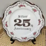 01 BELO PRATO DE PORCELANA FINA NORCREST 26 CM DE DIAMETRO COM ESCRITAS EM PRATA, É UM ITEM ESSENCIAL PARA COLECIONADORES E APRECIADORES DE DECORAÇÃO ELEGANTE. O PRATO APRESENTA UM DESLUMBRANTE PADRÃO DE ROSAS COR-DE-ROSA E DETALHES EM PRATA, TORNANDO-O UM PRESENTE PERFEITO PARA UM ANIVERSÁRIO DE 25 ANOS OU QUALQUER OCASIÃO ESPECIAL. ESTE PRATO DE COLECIONADOR É UMA OBRA DE ARTE QUE ADICIONARÁ UM TOQUE DE SOFISTICAÇÃO A QUALQUER AMBIENTE. O PRATO VEM DE UMA MARCA CONFIÁVEL E CERTAMENTE SERÁ UMA ADIÇÃO VALIOSA A QUALQUER COLEÇÃO.ITEM COMPRADO EM GARAGENS DE ANTIGUIDADES NOS EUA. SUPORTE PARA PRATO NÃO INCLUÍDO NESTA VENDA. (NO ESTADO) ATENÇÃO! FAZER A VISITAÇÃO ANTES DE ARREMATAR, NÃO SABEMOS SE FUNCIONA, LEILÃO NÃO TEM GARANTIA E NEM DEVOLUÇÃO, SUJEITO A POSSÍVEIS AVARIAS VISÍVEIS/OCULTAS E/OU AUSÊNCIA DE COMPONENTES.