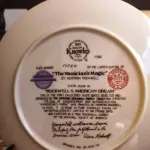 01 BELO PRATO COLECIONÁVEL DA EDWIN M. KNOWLES CHINA COMPANY. ESTE PRATO SE CHAMA "A MAGIA DO MÚSICO" E FAZ PARTE DA COLEÇÃO "O SONHO AMERICANO DE ROCKWELL". É UMA EDIÇÃO LIMITADA, COM O NÚMERO DE PRATO 1334 C, E FOI CRIADO EM 1986. FOI PROJETADO PELO FAMOSO ARTISTA NORMAN ROCKWELL E É O SEXTO DA SÉRIE MENCIONADA ACIMA. ACOMPANHA O CERTIFICADO DE AUTENTICIDADE ORIGINAL E CARIMBO DE AUTENTICIDADE NO PRATO E OS DEMAIS DOCUMENTOS QUE VOCÊ VÊ NAS FOTOS. O PRATO TEM UM DIÂMETRO DE 21,8 CM. A EMBALAGEM ORIGINAL.O SUPORTE DO PRATO NÃO ESTÁ INCLUÍDO. (NO ESTADO) ATENÇÃO! FAZER A VISITAÇÃO ANTES DE ARREMATAR, NÃO SABEMOS SE FUNCIONA, LEILÃO NÃO TEM GARANTIA E NEM DEVOLUÇÃO, SUJEITO A POSSÍVEIS AVARIAS VISÍVEIS/OCULTAS E/OU AUSÊNCIA DE COMPONENTES.