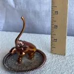 01 PORTA ALIANÇAS EM METAL E DOIS VASOS PEQUENOS EM METAL VASOS MEDE 15 CM DE ALT COMPRADOS EM GARAGEM DE ANTIGUIDADES NOS EUA. (NO ESTADO) ATENÇÃO! FAZER A VISITAÇÃO ANTES DE ARREMATAR, NÃO SABEMOS SE FUNCIONA, LEILÃO NÃO TEM GARANTIA E NEM DEVOLUÇÃO, SUJEITO A POSSÍVEIS AVARIAS VISÍVEIS/OCULTAS E/OU AUSÊNCIA DE COMPONENTES.