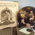 01 BELO PRATO DE COLECIONADOR DE NORMAN ROCKWELL APRESENTA O ICÔNICO DESIGN "LIGHT CAMPAIGN", EM PORCELANA MULTICOLORIDA. COM 21,5 CM DE DIÂMETRO,  É UM COMPLEMENTO PERFEITO PARA QUALQUER COLEÇÃO. O PRATO FOI PRODUZIDO NOS ESTADOS UNIDOS NO FINAL DO SÉCULO XX, ESPECIFICAMENTE EM 1981,O PRATO É UMA ÓTIMA REPRESENTAÇÃO DA CULTURA E HISTÓRIA AMERICANA E SERIA UM PRESENTE PERFEITO PARA QUALQUER COLECIONADOR OU APRECIADOR DA OBRA DE NORMAN ROCKWELL. COM CERTIFICADO DE AUTENTICIDADE. ITEM COMPRADO E GARAGENS DE ANTIGUIDADES NOS EUA.SUPORTE PARA PRATO NÃO INCLUÍDO NESTA VENDA. (NO ESTADO) ATENÇÃO! FAZER A VISITAÇÃO ANTES DE ARREMATAR, NÃO SABEMOS SE FUNCIONA, LEILÃO NÃO TEM GARANTIA E NEM DEVOLUÇÃO, SUJEITO A POSSÍVEIS AVARIAS VISÍVEIS/OCULTAS E/OU AUSÊNCIA DE COMPONENTES.