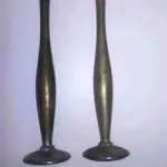 01 PORTA ALIANÇAS EM METAL E DOIS VASOS PEQUENOS EM METAL VASOS MEDE 15 CM DE ALT COMPRADOS EM GARAGEM DE ANTIGUIDADES NOS EUA. (NO ESTADO) ATENÇÃO! FAZER A VISITAÇÃO ANTES DE ARREMATAR, NÃO SABEMOS SE FUNCIONA, LEILÃO NÃO TEM GARANTIA E NEM DEVOLUÇÃO, SUJEITO A POSSÍVEIS AVARIAS VISÍVEIS/OCULTAS E/OU AUSÊNCIA DE COMPONENTES.