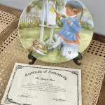 01 RARO PRATO DE PAREDE DE PORCELANA MY MAGIC HAT DA SÉRIE RUSTY MONEY PARECE QUE FOI ONTEM, SÉRIE "SEEMS LIKE YESTERDAY" "MY QUINTA EDIÇÃO PRODUÇÃO LIMITADA POR APENAS 10 DIAS DE PRODUÇÃO ,ENCERRADA DEFINITIVAMENTE, COM 21 CM DE DIAMETRÔ COM CERTIFICAFO DE AUNTECIDADE ITEM COMPRADO EM GARAGENS DE ANTIGUIDADES NOS EUA.SUPORTE PARA PRATO NÃO INCLUÍDO NESTA VENDA. (NO ESTADO) ATENÇÃO! FAZER A VISITAÇÃO ANTES DE ARREMATAR, NÃO SABEMOS SE FUNCIONA, LEILÃO NÃO TEM GARANTIA E NEM DEVOLUÇÃO, SUJEITO A POSSÍVEIS AVARIAS VISÍVEIS/OCULTAS E/OU AUSÊNCIA DE COMPONENTES.