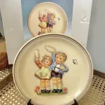 01 RARO PRATO ANUAL M.J. HUMMEL 1985 EM BAIXO-RELEVO - TERCEIRA / ÚLTIMA EDIÇÃO PRATO DE ANIVERSÁRIO "AUF WIEDERSEHEN" FABRICADO NA ALEMANHA OCIDENTAL EM 1980. COM 25 CM DE DIÂMETRO. ACOMPANHA A CAIXA ORIGINAL.SUPORTE PARA PRATO NÃO INCLUÍDO NESTA VENDA.VEJA NAS FOTOS PREÇOS DELE EM OUTROS PAISES PRATOS MUITOS RAROS VEJA NAS FOTOS PREÇOS DELE EM OUTROS PAISES PRATOS MUITOS RAROS. (NO ESTADO) ATENÇÃO! FAZER A VISITAÇÃO ANTES DE ARREMATAR, NÃO SABEMOS SE FUNCIONA, LEILÃO NÃO TEM GARANTIA E NEM DEVOLUÇÃO, SUJEITO A POSSÍVEIS AVARIAS VISÍVEIS/OCULTAS E/OU AUSÊNCIA DE COMPONENTES.