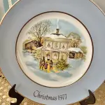 01 LINDO PRATO DE NATAL DA SÉRIE AVON CHRISTMAS PLATE DE 1977, "CAROLLERS IN THE SNOW" - QUINTA EDIÇÃO DA SÉRIE. COM 22 CM DE DIÂMETRO E RETRATA UM GRUPO DE CANTORES DE NATAL EM FRENTE A UMA CASA DE DOIS ANDARES NO CENTRO. O VERSO MARCADO: SÉRIE DE PRATOS DE NATAL QUINTA EDIÇÃO "CANTORES DE NATAL NA NEVE" COM DOIS ANÉIS DE OURO 22K E O NATAL DE 1979 TAMBÉM EM OURO 22K.  FEITO EXCLUSIVAMENTE PARA A AVON CTS INC., 1977 POR ENOCH WEDGWOOD (TUNSTALL) LTD., INGLATERRA PEÇA COMPRADA EM GARAGEM DE ANTIGUIDADES NOS EUA. SUPORTE PARA PRATO NÃO INCLUÍDO NESTA VENDA. (NO ESTADO) ATENÇÃO! FAZER A VISITAÇÃO ANTES DE ARREMATAR, NÃO SABEMOS SE FUNCIONA, LEILÃO NÃO TEM GARANTIA E NEM DEVOLUÇÃO, SUJEITO A POSSÍVEIS AVARIAS VISÍVEIS/OCULTAS E/OU AUSÊNCIA DE COMPONENTES.