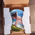 01 LOTE DE PRATOS DE COLECIONADOR VINTAGE WONDER OF CHILDHOOD, OBRA DE ARTE DE DONALD ZOLAN, PRATO DE COLECIONADOR DE DONALD ZOLAN SÃO IMAGENS ADORÁVEIS QUE RETRATAM A MARAVILHA DA INFÂNCIA. ELES FORAM FABRICADOS PELA PEMBERTON & OAKES NA DÉCADA DE 1980.FORAM VENDIDOS POR APENAS 22 DIAS LOGO APOS ENCERRADA AS VENDAS. "PEQUENA MARAVILHA", DA FAMOSA SÉRIE DE CANÇÕES DE NINAR DE DONALD ZOLAN, DE 1985. FABRICADO NOS EUA.O PRATO NÚMERO 1939 A VEM NA CAIXA E DOCUMENTAÇÃO ORIGINAIS.ITEM COMPRADO EM GARAGENS DE ANTIGUIDADES NOS EUA. (NO ESTADO) ATENÇÃO! FAZER A VISITAÇÃO ANTES DE ARREMATAR, NÃO SABEMOS SE FUNCIONA, LEILÃO NÃO TEM GARANTIA E NEM DEVOLUÇÃO, SUJEITO A POSSÍVEIS AVARIAS VISÍVEIS/OCULTAS E/OU AUSÊNCIA DE COMPONENTES.