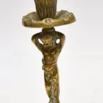 01 CASTIÇAL DE BRONZE PARA VELA, 26 DE ALTURA. (NO ESTADO) ATENÇÃO! FAZER A VISITAÇÃO ANTES DE ARREMATAR, NÃO SABEMOS SE FUNCIONA, LEILÃO NÃO TEM GARANTIA E NEM DEVOLUÇÃO, SUJEITO A POSSÍVEIS AVARIAS VISÍVEIS/OCULTAS E/OU AUSÊNCIA DE COMPONENTES.