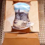 01 RARO PRATO PORCELANA DA COLEÇAO CELEIROS AMERICANOS EM EXTINÇÃO FRANCISCANA DA HISTORIC PROVIDENCE MINT WORLD PREMIER FIRST EDITION, DE 1983, DA SÉRIE THE VANISHING AMERICAN BARN, DA HARRIS HIEN, A SEGUNDA EDIÇÃO DA SÉRIE, INTITULADA "THE LOG BARN", VICTORIAN BARN". O PRATO APRESENTA UMA REPRESENTAÇÃO ÚNICA, DETALHADA E COLORIDA DE UM TIPO DE CELEIRO AMERICANO, SITUADO EM UM CENÁRIO DE FAZENDA DE DIFERENTES REGIÕES DO PAÍS, COM DETALHES DOURADOS NA BORDA. ESTAMPADAS NA PARTE INFERIOR COM O NOME DA SÉRIE, TÍTULO, ASSINATURA IMPRESSA DO ARTISTA E A MARCA THE HISTORIC PROVIDENCE MINT, E MEDEM APROXIMADAMENTE 21,8 CM DE DIÂMETRO. EM EXCELENTE ESTADO, POSSUI A CAIXA ORIGINAL E OS DOCUMENTOS.O SUPORTE DO PRATO NÃO ESTÁ INCLUÍDO. (NO ESTADO) ATENÇÃO! FAZER A VISITAÇÃO ANTES DE ARREMATAR, NÃO SABEMOS SE FUNCIONA, LEILÃO NÃO TEM GARANTIA E NEM DEVOLUÇÃO, SUJEITO A POSSÍVEIS AVARIAS VISÍVEIS/OCULTAS E/OU AUSÊNCIA DE COMPONENTES.