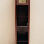 01 LINDO RELÓGIO COLUNA COM FUNCIONANDO, 199 X 44 X 38 CM. (NO ESTADO) ATENÇÃO! FAZER A VISITAÇÃO ANTES DE ARREMATAR, NÃO SABEMOS SE FUNCIONA, LEILÃO NÃO TEM GARANTIA E NEM DEVOLUÇÃO, SUJEITO A POSSÍVEIS AVARIAS VISÍVEIS/OCULTAS E/OU AUSÊNCIA DE COMPONENTES.