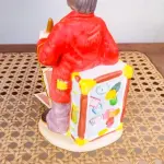 01 ESTATUETA DE PALHAÇO DE CERÂMICA VINTAGE DA COLEÇÃO FLAMBRO DE EMMETT KELLY JR. PAÍS/REGIÃO DE FABRICAÇÃO TAIWAN. ESTA ESTATUETA DO EMMETT KELLY JR. APRESENTA UM PALHAÇO EMMETT KELLY JR. PALHAÇO COM COLEÇÃO HOBO TRUMPET ORIGINAL. EXCELENTE ESTADO, SEM LASCAS, RACHADURAS EM ÓTIMO ESTADO PEÇA RARA ITEM LANÇADOS ANOS 90 NOS EUA  CM DE ALTURA E UMA BASE DE 15 ​​CM. COM  SUA ASSINATURA NA PARTE INFERIOR JUNTO COM "EXCLUSIVAMENTE DA FLAMBRO EMPRESA FAMOSA NOS EUA DECADA DE 90, COMPRADAS EM LOJAS DE ANTIGUIDADES DOS EUA. (NO ESTADO) ATENÇÃO! FAZER A VISITAÇÃO ANTES DE ARREMATAR, NÃO SABEMOS SE FUNCIONA, LEILÃO NÃO TEM GARANTIA E NEM DEVOLUÇÃO, SUJEITO A POSSÍVEIS AVARIAS VISÍVEIS/OCULTAS E/OU AUSÊNCIA DE COMPONENTES.