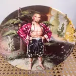 01 ADORADO PRATO DE COLECIONADOR INTITULADO "UM ENIGMA" É UM PRATO DE COLECIONADOR DE EDIÇÃO LIMITADA DA SÉRIE  "THE KING AND" "EM PORTUGUES O REI E EU", DE KNOWLES.PINTADO À MÃO POR WILLIAM CHAMBERS. VENDIDO APENAS POR 150 DIAS E LOGO FOI ENCERRADA AS VENDAS NOS EUA.COM NOTA DE COMPRA DATADA EM 27/07/1984 EM 1980.O PRATO MEDE APROXIMADAMENTE 21 CM E ESTÁ EM EXCELENTE ESTADO.NÚMERO DO PRATO: 19725G.COM CAIXA E CERTIFICADO, MANTIDO EM CASA LIVRE DE FUMO.PEÇA COMPRADA EM GARAGEM DE ANTIGUIDADES NOS EUA. “SUPORTE PARA PRATO NÃO INCLUÍDO NESTA VENDA.”ITEM COMPRADO EM GARAGENS DE ANTIGUIDADES NOS EUA. (NO ESTADO) ATENÇÃO! FAZER A VISITAÇÃO ANTES DE ARREMATAR, NÃO SABEMOS SE FUNCIONA, LEILÃO NÃO TEM GARANTIA E NEM DEVOLUÇÃO, SUJEITO A POSSÍVEIS AVARIAS VISÍVEIS/OCULTAS E/OU AUSÊNCIA DE COMPONENTES.