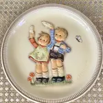 01 RARO PRATO ANUAL M.J. HUMMEL 1985 EM BAIXO-RELEVO - TERCEIRA / ÚLTIMA EDIÇÃO PRATO DE ANIVERSÁRIO "AUF WIEDERSEHEN" FABRICADO NA ALEMANHA OCIDENTAL EM 1980. COM 25 CM DE DIÂMETRO. ACOMPANHA A CAIXA ORIGINAL.SUPORTE PARA PRATO NÃO INCLUÍDO NESTA VENDA.VEJA NAS FOTOS PREÇOS DELE EM OUTROS PAISES PRATOS MUITOS RAROS VEJA NAS FOTOS PREÇOS DELE EM OUTROS PAISES PRATOS MUITOS RAROS. (NO ESTADO) ATENÇÃO! FAZER A VISITAÇÃO ANTES DE ARREMATAR, NÃO SABEMOS SE FUNCIONA, LEILÃO NÃO TEM GARANTIA E NEM DEVOLUÇÃO, SUJEITO A POSSÍVEIS AVARIAS VISÍVEIS/OCULTAS E/OU AUSÊNCIA DE COMPONENTES.