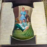 01 PRATO DE COLECIONADOR É UM ITEM ESSENCIAL PARA QUALQUER ENTUSIASTA DE ITENS DECORATIVOS. O PRATO EDELWEISS "A NOVIÇA REBELDE", DA KNOWLES, É O QUINTO DA SÉRIE E VEM COM CERTIFICADO DE AUTENTICIDADE, CAIXA ORIGINAL E UM FOLHETO EXPLICATIVO. O PRATO TEM UM BELO DESIGN MULTICOLORIDO, PINTADO EXCLUSIVAMENTE PARA ESTA EDIÇÃO LIMITADA POR T. CRNKOVICH. O PRATO TEM 21,5 CM DE DIÂMETRO E É FEITO DE PORCELANA FINA, COM UM ESTILO DE PRODUÇÃO DE COZIMENTO EM PORCELANA FINA POR EDWIN M. KNOWLES.PRATO DE NUMERO 3247C. ESTE PRATO VINTAGE É DA DÉCADA DE 1980 E É PERFEITO PARA QUALQUER OCASIÃO.ITEM COMPRADO E GARAGENS DE ANTIGUIDADES NOS EUA. SUPORTE PARA PRATO NÃO INCLUÍDO NESTA VENDA. (NO ESTADO) ATENÇÃO! FAZER A VISITAÇÃO ANTES DE ARREMATAR, NÃO SABEMOS SE FUNCIONA, LEILÃO NÃO TEM GARANTIA E NEM DEVOLUÇÃO, SUJEITO A POSSÍVEIS AVARIAS VISÍVEIS/OCULTAS E/OU AUSÊNCIA DE COMPONENTES.