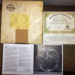 01 PRATO VINTAGE DE COLECIONADOR DA COLEÇÃO E O VENTO LEVOU - "BONNIE E RHETT", DISTRIBUÍDOS PELA THE BRADFORD EXCHANGE DESDE A DÉCADA DE 1980. ESTA É A 8ª PLACA EMITIDA NA SÉRIE E FOI FEITA EM 1981 PELA EDWIN M KNOWLES COLLECTION COM DESIGN DO ARTISTA RAYMOND KURSAR. O PRATO É DE PORCELANA FINA E MEDE 21,5 CM DE DIÂMETRO. O PRATO ESTÁ EM BOM ESTADO, NA CAIXA ORIGINAL, COM DOCUMENTAÇÃO E CERTIFICADO DE AUTENTICAÇÃO. A CAIXA APRESENTA SINAIS DE DESGASTE E MANCHAS POR TER SIDO GUARDADA NA GARAGEM HÁ ANOS. ÓTIMO ITEM COLECIONÁVEL DE "E O VENTO LEVOU". O SUPORTE PARA PRATOS MOSTRADO NAS FOTOS NÃO ESTÁ INCLUSO.ITEM COMPRADO E GARAGENS DE ANTIGUIDADES NOS EUA. SUPORTE PARA PRATO NÃO INCLUÍDO NESTA VENDA. (NO ESTADO) ATENÇÃO! FAZER A VISITAÇÃO ANTES DE ARREMATAR, NÃO SABEMOS SE FUNCIONA, LEILÃO NÃO TEM GARANTIA E NEM DEVOLUÇÃO, SUJEITO A POSSÍVEIS AVARIAS VISÍVEIS/OCULTAS E/OU AUSÊNCIA DE COMPONENTES.