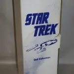 01 BONECO DE COLEÇÃO HAMILTON RJ ERNST STAR TREK SULU DOLL 1988 MIB. (NO ESTADO) ATENÇÃO! FAZER A VISITAÇÃO ANTES DE ARREMATAR, NÃO SABEMOS SE FUNCIONA, LEILÃO NÃO TEM GARANTIA E NEM DEVOLUÇÃO, SUJEITO A POSSÍVEIS AVARIAS VISÍVEIS/OCULTAS E/OU AUSÊNCIA DE COMPONENTES.