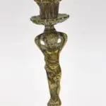 01 CASTIÇAL DE BRONZE PARA VELA, 26 DE ALTURA. (NO ESTADO) ATENÇÃO! FAZER A VISITAÇÃO ANTES DE ARREMATAR, NÃO SABEMOS SE FUNCIONA, LEILÃO NÃO TEM GARANTIA E NEM DEVOLUÇÃO, SUJEITO A POSSÍVEIS AVARIAS VISÍVEIS/OCULTAS E/OU AUSÊNCIA DE COMPONENTES.