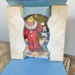 01 PRATO VINTAGE DE COLECIONADOR, POR: JOHN MCCLELLAND 1ª EDIÇÃO DA COLEÇÃO MCCLELLAND CHILDREN'S CIRCUS INTITULADO "TOMMY, O PALHAÇO", DA "COLEÇÃO DE CIRCO" RECO DA KNOWLES COLLECTOR PLATES, COM CERTIFICADO DE AUTENTICIDADE ASSINADO É UMA VERDADEIRA PEÇA AMERICANA. ESTILO ART DÉCO. FEITO DE CERÂMICA DE ALTA QUALIDADE COM 23 CM DE DIÂMETRO , É UMA PEÇA DE EDIÇÃO LIMITADA DO FINAL DO SÉCULO XX (1980-1989). ESTE PRATO É PERFEITO PARA COLECIONADORES DE ITENS COM TEMÁTICA CIRCENSE E PARA AQUELES QUE APRECIAM A ARTE DE PEÇAS VINTAGE. ITEM COMPRADO EM GARAGEM DE ANTIGUIDADES NOS EUA.SUPORTE PARA PRATO NÃO INCLUÍDO NESTA VENDA. (NO ESTADO) ATENÇÃO! FAZER A VISITAÇÃO ANTES DE ARREMATAR, NÃO SABEMOS SE FUNCIONA, LEILÃO NÃO TEM GARANTIA E NEM DEVOLUÇÃO, SUJEITO A POSSÍVEIS AVARIAS VISÍVEIS/OCULTAS E/OU AUSÊNCIA DE COMPONENTES.