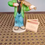 01 ESTATUETA DE PALHAÇO DE CERÂMICA VINTAGE DA COLEÇÃO FLAMBRO DE EMMETT KELLY JR. PAÍS/REGIÃO DE FABRICAÇÃO TAIWAN. ESTA ESTATUETA DO EMMETT KELLY JR. APRESENTA UM PALHAÇO EMMETT KELLY JR. PALHAÇO  TOCANDO VIOLINO ORIGINAL. EXCELENTE ESTADO, SEM LASCAS, RACHADURAS EM ÓTIMO ESTADO PEÇA RARA ITEM LANÇADOS ANOS 90 NOS EUA  CM DE ALTURA E UMA BASE DE 15 ​​CM. COM  SUA ASSINATURA NA PARTE INFERIOR JUNTO COM "EXCLUSIVAMENTE DA FLAMBRO EMPRESA FAMOSA NOS EUA DECADA DE 90, COMPRADAS EM LOJAS DE ANTIGUIDADES DOS EUA. (NO ESTADO) ATENÇÃO! FAZER A VISITAÇÃO ANTES DE ARREMATAR, NÃO SABEMOS SE FUNCIONA, LEILÃO NÃO TEM GARANTIA E NEM DEVOLUÇÃO, SUJEITO A POSSÍVEIS AVARIAS VISÍVEIS/OCULTAS E/OU AUSÊNCIA DE COMPONENTES.