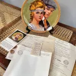 01 RARO PRATO DE COLECIONADOR KNOWLES MINT DE 1983. COM 21,5 CM DE CUMPRIMENTO EDIÇÃO LIMITADA DA COLEÇÃO NORMAN ROCKWELL."MEETING ON THE PATH" "ENCONTRO NO CAMINHO", D, ROCKWELL SOCIETY NO VERSO DA PLACA. COM CERTIFICADO DE AUTENTICIDADE, EMBALAGEM ORIGINAL. LIMITADO A 100 DIAS DE PRODUÇÃO. ITEM COMPRADO EM GARAGENS DE ANTIGUIDADES NOS EUA.SUPORTE PARA PRATO NÃO INCLUÍDO NESTA VENDA. (NO ESTADO) ATENÇÃO! FAZER A VISITAÇÃO ANTES DE ARREMATAR, NÃO SABEMOS SE FUNCIONA, LEILÃO NÃO TEM GARANTIA E NEM DEVOLUÇÃO, SUJEITO A POSSÍVEIS AVARIAS VISÍVEIS/OCULTAS E/OU AUSÊNCIA DE COMPONENTES.