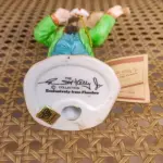 01 ESTATUETA DE PALHAÇO DE CERÂMICA VINTAGE DA COLEÇÃO FLAMBRO DE EMMETT KELLY JR. PAÍS/REGIÃO DE FABRICAÇÃO TAIWAN. ESTA ESTATUETA DO EMMETT KELLY JR. APRESENTA UM PALHAÇO EMMETT KELLY JR. PALHAÇO  TOCANDO VIOLINO ORIGINAL. EXCELENTE ESTADO, SEM LASCAS, RACHADURAS EM ÓTIMO ESTADO PEÇA RARA ITEM LANÇADOS ANOS 90 NOS EUA  CM DE ALTURA E UMA BASE DE 15 ​​CM. COM  SUA ASSINATURA NA PARTE INFERIOR JUNTO COM "EXCLUSIVAMENTE DA FLAMBRO EMPRESA FAMOSA NOS EUA DECADA DE 90, COMPRADAS EM LOJAS DE ANTIGUIDADES DOS EUA. (NO ESTADO) ATENÇÃO! FAZER A VISITAÇÃO ANTES DE ARREMATAR, NÃO SABEMOS SE FUNCIONA, LEILÃO NÃO TEM GARANTIA E NEM DEVOLUÇÃO, SUJEITO A POSSÍVEIS AVARIAS VISÍVEIS/OCULTAS E/OU AUSÊNCIA DE COMPONENTES.