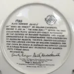 01 COLECIONADOR VINTAGE "O SAPATEIRO",  FOI CRIADO POR KNOWLES EM 1978. PRATO VINTAGE PERTENCE AO FINAL DO SÉCULO XX E FOI PRODUZIDO NOS ESTADOS UNIDOS COM TÉCNICAS DE CERÂMICA ARTÍSTICA, PERFEITO PARA COLECIONADORES DE PRATOS DECORATIVOS E FÃS DA OBRA DE NORMAN ROCKWELL. SEU ESTILO DECORATIVO E A TEMÁTICA DA CULTURA AMERICANA O TORNAM UM ÓTIMO COMPLEMENTO PARA QUALQUER COLEÇÃO. ITEM FOI ENCONTRADO EM UM ARMÁRIO DURANTE A VENDA DE UMA PROPRIEDADE, APÓS MUITOS ANOS GUARDADOS. “CAIXA ORIGINAL E COM CERTIFICADO DE AUTENTICIDADE, SUPORTE PARA PRATO NÃO INCLUÍDO NESTA VENDA. (NO ESTADO) ATENÇÃO! FAZER A VISITAÇÃO ANTES DE ARREMATAR, NÃO SABEMOS SE FUNCIONA, LEILÃO NÃO TEM GARANTIA E NEM DEVOLUÇÃO, SUJEITO A POSSÍVEIS AVARIAS VISÍVEIS/OCULTAS E/OU AUSÊNCIA DE COMPONENTES.