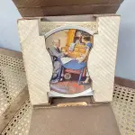 01 RARO PRATO DE "1983 ADD TWO CUPS AND A MEASURE OF LOVE - COLLECTIBLE PORCELAIN PLATE", DE NORMAN ROCKWELL! FABRICADO PELA KNOWLES, A MARCA MAIS ANTIGA DA AMÉRICA EM PORCELANA FINA. MEDE APROXIMADAMENTE 21,5 CM DE DIÂMETRO.NO VERSO DO PRATO ESTÁ ESCRITO: "DA PRIMEIRA EDIÇÃO LIMITADA, 'ADD TWO CUPS AND A MEASURE OF LOVE', DE NORMAN ROCKWELL. O OITAVO DE UMA SÉRIE ANUAL PARA O DIA DAS MÃES. COM CERTIFICADO DE ALTENCIDADE PELA ROCKWELL SOCIETY OF AMERICA. FEITO EM EDIÇÃO LIMITADA, PERMANENTEMENTE FECHADO EM 8 DE MAIO DE 1983, POR KNOWLES.ITEM COMPRADO EM GAREGEM DE ANTIGUIDADES NOS EUA.SUPORTE PARA PRATO NÃO INCLUÍDO NESTA VENDA. (NO ESTADO) ATENÇÃO! FAZER A VISITAÇÃO ANTES DE ARREMATAR, NÃO SABEMOS SE FUNCIONA, LEILÃO NÃO TEM GARANTIA E NEM DEVOLUÇÃO, SUJEITO A POSSÍVEIS AVARIAS VISÍVEIS/OCULTAS E/OU AUSÊNCIA DE COMPONENTES.