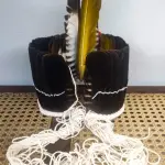 01 LINDO COCÁ INDÍGENA ÍTEM DE ALDEIA ADQUIRIDO EM PERNAMBUCO PEÇA LINDA E COM PENAS NATURAIS NOVO SEM USO. (NO ESTADO) ATENÇÃO! FAZER A VISITAÇÃO ANTES DE ARREMATAR, NÃO SABEMOS SE FUNCIONA, LEILÃO NÃO TEM GARANTIA E NEM DEVOLUÇÃO, SUJEITO A POSSÍVEIS AVARIAS VISÍVEIS/OCULTAS E/OU AUSÊNCIA DE COMPONENTES.