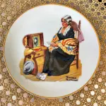 01 PRATO DECORATIVO VINTAGE “MEMORIES” DE NORMAN ROCKWELL. "ELA ENCONTROU UM LUGAR MUITO ESPECIAL NO SÓTÃO: AS MEMÓRIAS DE UMA VIDA FELIZ, PLENA E CHEIA DE ALEGRIA." COPYRIGHT 1984, THE NORMAN ROCKWELL MUSEUM INC. COM 16,5 CM DE DIÂMETRO. EM PERFEITO ESTADO, PARECE NOVO! UMA ADIÇÃO DESLUMBRANTE A QUALQUER COLEÇÃO! .ITEM COMPRADO EM GARAGENS DE ANTIGUIDADES NOS EUA. SUPORTE PARA PRATO NÃO INCLUÍDO NESTA VENDA. (NO ESTADO) ATENÇÃO! FAZER A VISITAÇÃO ANTES DE ARREMATAR, NÃO SABEMOS SE FUNCIONA, LEILÃO NÃO TEM GARANTIA E NEM DEVOLUÇÃO, SUJEITO A POSSÍVEIS AVARIAS VISÍVEIS/OCULTAS E/OU AUSÊNCIA DE COMPONENTES.