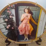 01 BELO PRATO DE COLECIONADOR DE NORMAN ROCKWELL,COMPORADO EM 27/05/1983 VINTAGE DA EDWIN M. KNOWLES, ILUSTRADO PELO ICÔNICO NORMAN ROCKWELL. LANÇADO EM 1983, FAZ PARTE DA 7ª EDIÇÃO DA COLEÇÃO ROCKWELL'S REDISCOVERED WOMEN E FOI PRODUZIDO DE FORMA LIMITADA POR 150 DIAS, COM CERTIFICAÇÃO OFICIAL COMO "STANDING IN THE DOORWAY" PELA SOCIEDADE ROCKWELL AMERICANA. DIÂMETRO: 21,5 CM EDIÇÃO LIMITADA: 7ª EDIÇÃO (1983),COM CERTIFICADO DE AUTENTICIDADE. ITEM COMPRADO E GARAGENS DE ANTIGUIDADES NOS EUA.SUPORTE PARA PRATO NÃO INCLUÍDO NESTA VENDA. (NO ESTADO) ATENÇÃO! FAZER A VISITAÇÃO ANTES DE ARREMATAR, NÃO SABEMOS SE FUNCIONA, LEILÃO NÃO TEM GARANTIA E NEM DEVOLUÇÃO, SUJEITO A POSSÍVEIS AVARIAS VISÍVEIS/OCULTAS E/OU AUSÊNCIA DE COMPONENTES.