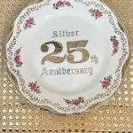 01 BELO PRATO DE PORCELANA FINA NORCREST 26 CM DE DIAMETRO COM ESCRITAS EM PRATA, É UM ITEM ESSENCIAL PARA COLECIONADORES E APRECIADORES DE DECORAÇÃO ELEGANTE. O PRATO APRESENTA UM DESLUMBRANTE PADRÃO DE ROSAS COR-DE-ROSA E DETALHES EM PRATA, TORNANDO-O UM PRESENTE PERFEITO PARA UM ANIVERSÁRIO DE 25 ANOS OU QUALQUER OCASIÃO ESPECIAL. ESTE PRATO DE COLECIONADOR É UMA OBRA DE ARTE QUE ADICIONARÁ UM TOQUE DE SOFISTICAÇÃO A QUALQUER AMBIENTE. O PRATO VEM DE UMA MARCA CONFIÁVEL E CERTAMENTE SERÁ UMA ADIÇÃO VALIOSA A QUALQUER COLEÇÃO.ITEM COMPRADO EM GARAGENS DE ANTIGUIDADES NOS EUA. SUPORTE PARA PRATO NÃO INCLUÍDO NESTA VENDA. (NO ESTADO) ATENÇÃO! FAZER A VISITAÇÃO ANTES DE ARREMATAR, NÃO SABEMOS SE FUNCIONA, LEILÃO NÃO TEM GARANTIA E NEM DEVOLUÇÃO, SUJEITO A POSSÍVEIS AVARIAS VISÍVEIS/OCULTAS E/OU AUSÊNCIA DE COMPONENTES.