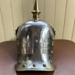 01 RARO PICKELHAUBE  CAPACETE PRUSSIANO IMPORTADO GERMANY  IMPERIAL ORIGINAL PEÇA COMPRADA NOS EUA. SEGUNDO ANTIGO DONO PEÇA FICOU GUARDAD A MAIS DE 30 ANOS ESTA MUITO BEM CONSERVADA. . (NO ESTADO) ATENÇÃO! FAZER A VISITAÇÃO ANTES DE ARREMATAR, NÃO SABEMOS SE FUNCIONA, LEILÃO NÃO TEM GARANTIA E NEM DEVOLUÇÃO, SUJEITO A POSSÍVEIS AVARIAS VISÍVEIS/OCULTAS E/OU AUSÊNCIA DE COMPONENTES.